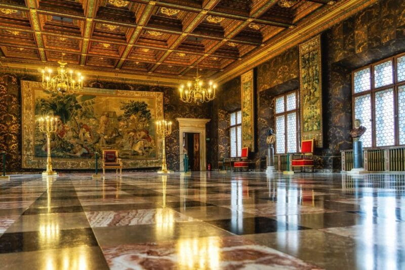 Krakow: Skip-the-Line Wawel Castle Royal Apartments Tour - Entering Wawel Castle: The Approach