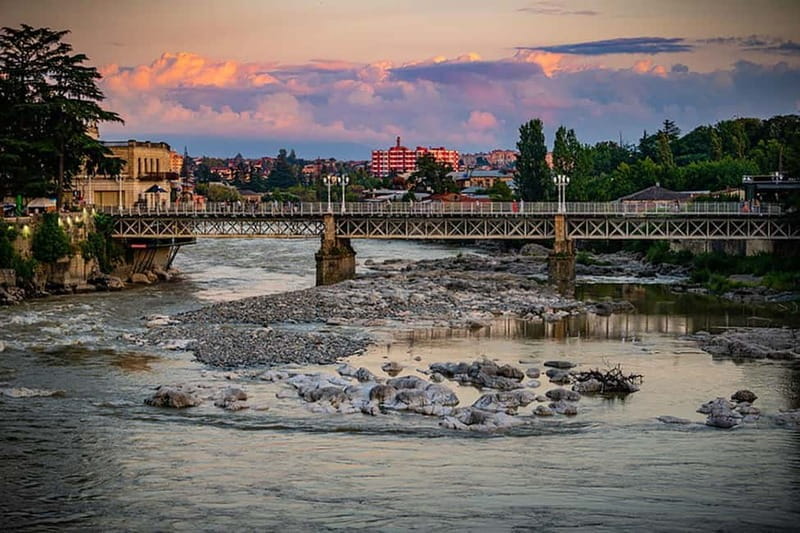 Kutaisi City Walking Tour + Free Wine Tasting - Entering Kutaisi: The tour’s first impressions