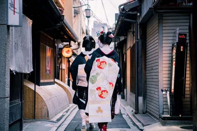 Kyoto Night Walking Tour With a Licensed Local Guide - Strolling Through the Charming Ninenzaka