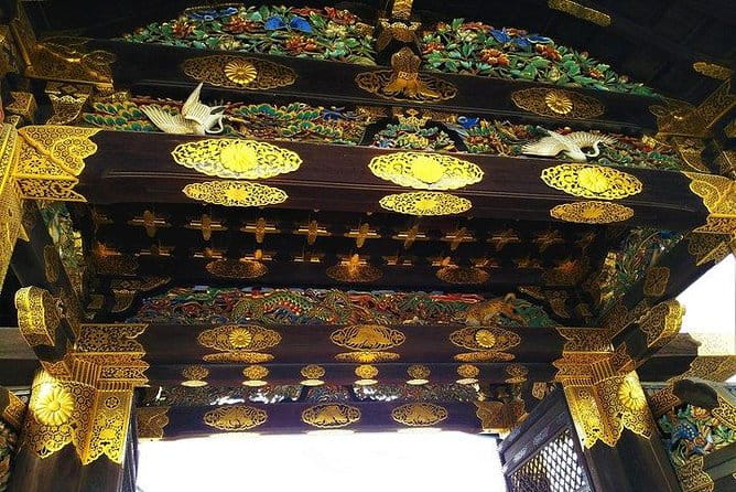 Kyoto Samurai and Geisha Town Private Walking Tour - Taking in the Geisha Culture