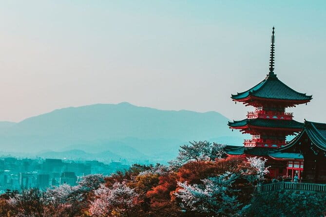 Kyoto : Treasures of Gion & Historical Walking Tour With a Guide - Exploring the Geisha District of Gion