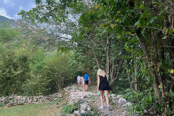 La 'Dolce Vita' Hike to Mountain House with Lake View Aperitivo - Who Would Benefit Most?