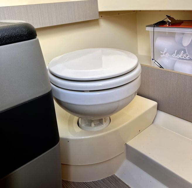 Lake Como: Grand Private Tour 5 Hours Invictus Boat - Boat Details