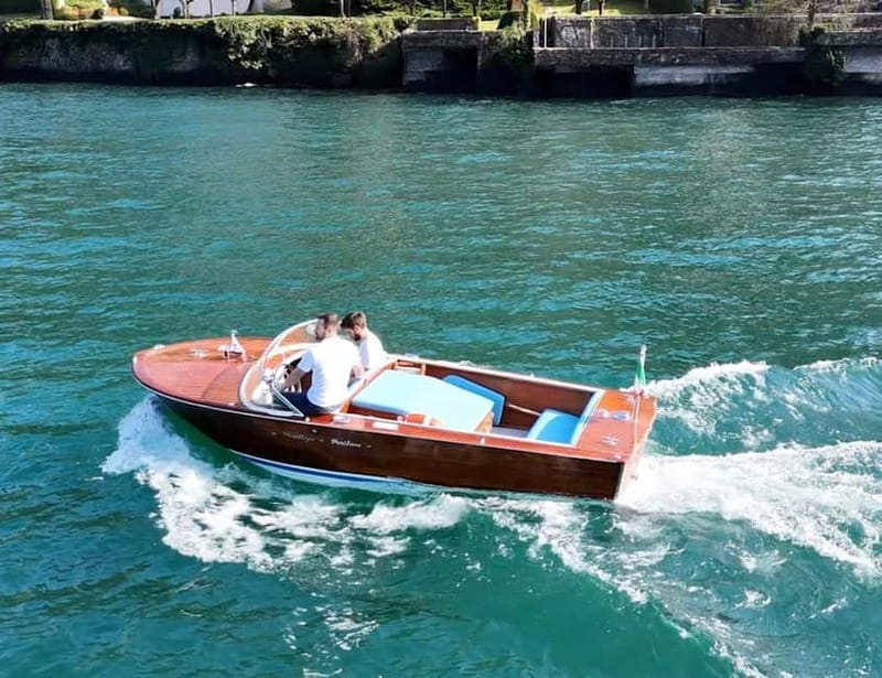 Lake Como: Private Vintage Boat Tour with Prosecco - Stunning Views and Iconic Villas