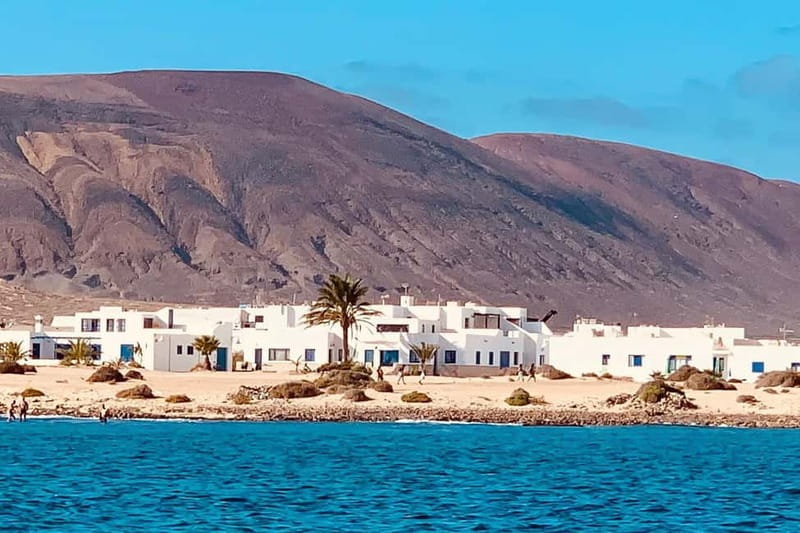 Lanzarote: Ferry to La Graciosa with Wi-Fi (free parking) - Navigating the Lanzarote to La Graciosa Ferry Experience