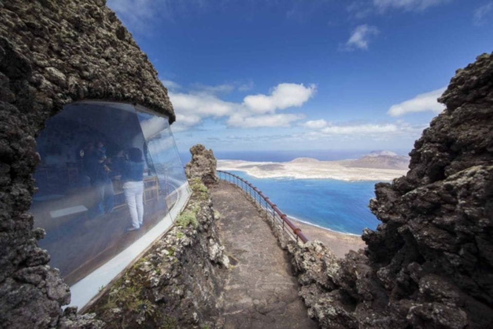 Lanzarote: Volcanic Landscapes Tour With Panoramic Views - Panoramic Views and Landmarks