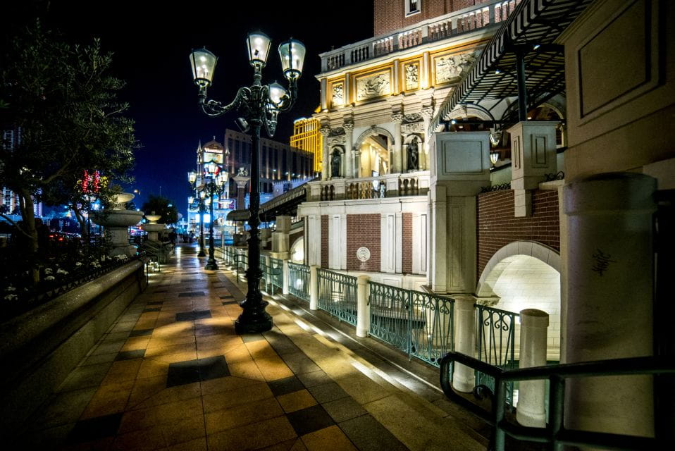 Las Vegas: Gangsters, Glitz, and Gore Ghost Tour - Accessibility and Languages