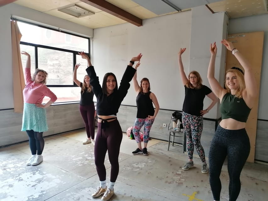 Latin Dance and Salsa Class in Granada Experience - Group Experience Dynamics