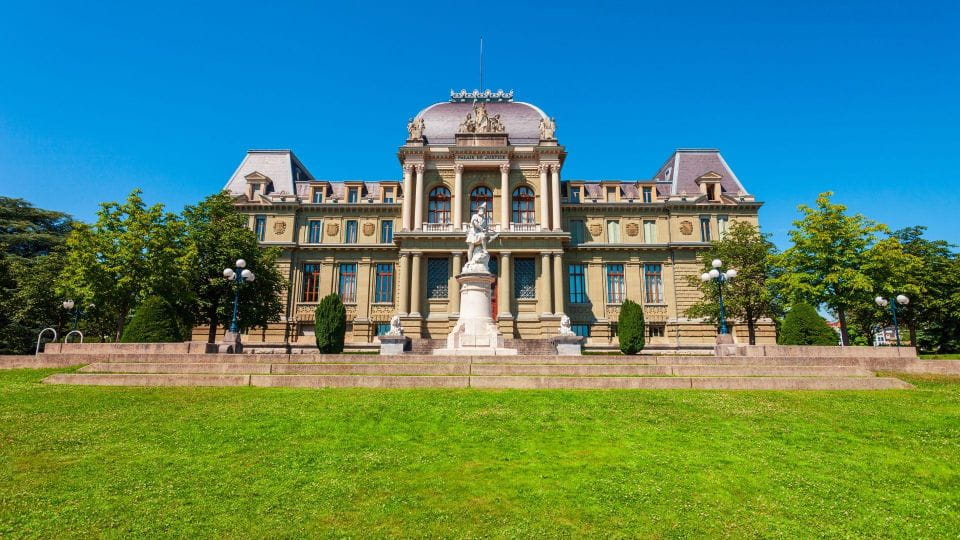 Lausanne: Exploration Game and City Tour on Your Phone - Quizzes to Learn Fun Facts