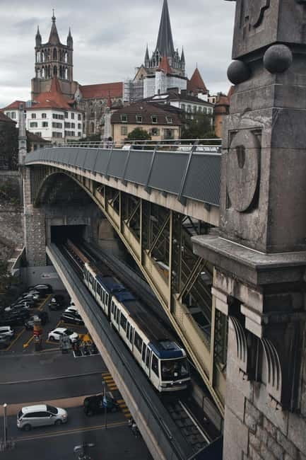 Lausanne: Walking Tour with Chocolate Tastings & Metro - Sweets and Savories: The Chocolate Experience