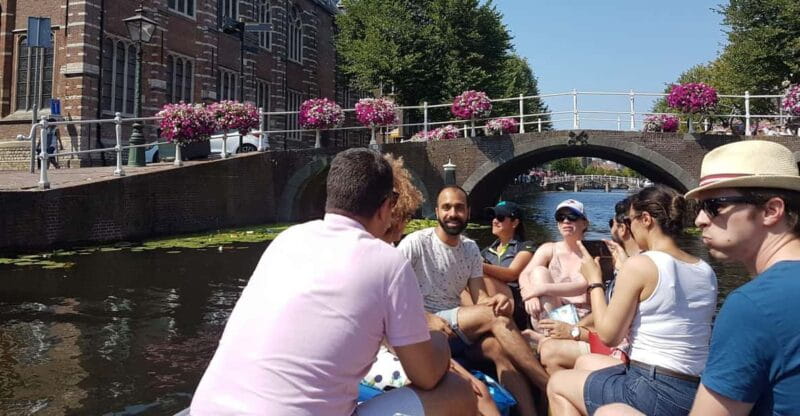 Leiden: Electric Boat Rental - A Step-by-Step Look at the Experience