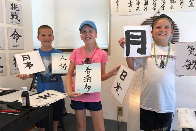 Lets Experience Calligraphy in YANAKA, Taito-Ku, TOKYO !! - Creating Your Own Calligraphic Artwork