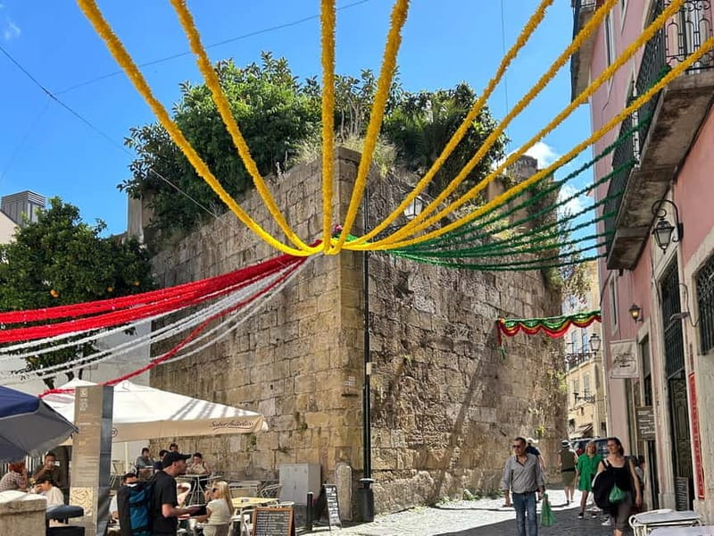 Lisboa: Tuk Tuk ride in Alfama & pick-up you at the hotel. - FAQ