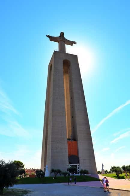 LISBON: Amazing Tuktuk tours with a local portuguese guide - Practical Tips for Your Tour