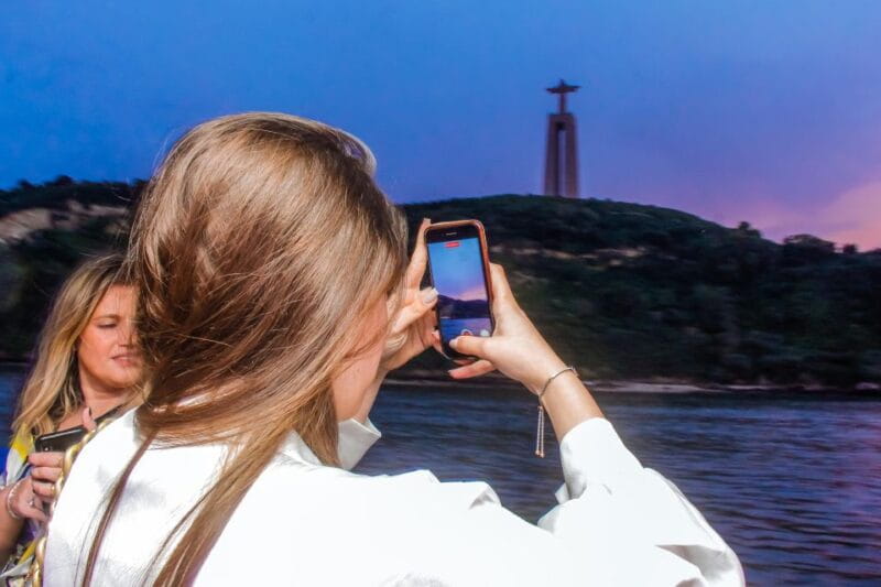 Lisbon: Disco Night Cruise with DJ and Open Bar - Lisbon: Disco Night Cruise with DJ and Open Bar — A Fun-Filled Evening on the Water