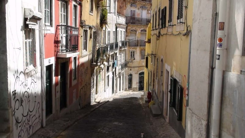 Lisbon: Off the beaten path Downtown Walk with a Local - Discovering the Hidden Alleys and Courtyards of Lisbon