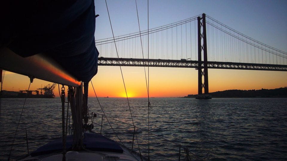 Lisbon: Private Sunset Sailing Tour With Champagne - Meeting Point