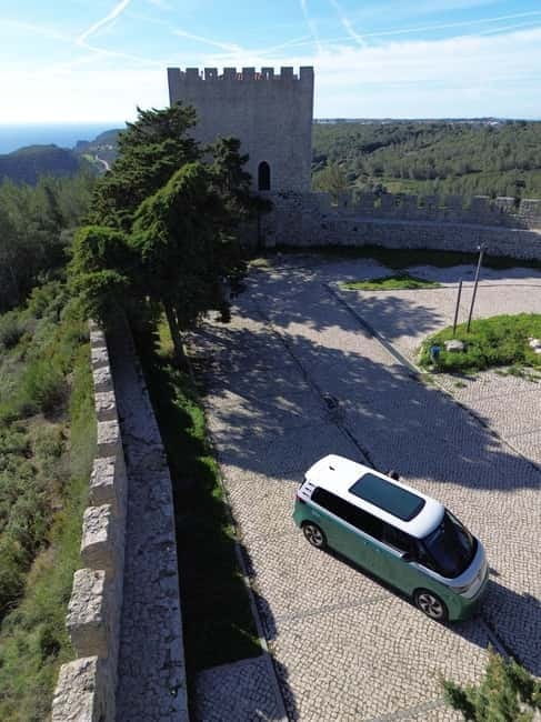 Lisbon: Sesimbra Stylish Electric ID.Buzz Tour with Lunch - The Charm of Sesimbra: A Historic Seaside Town