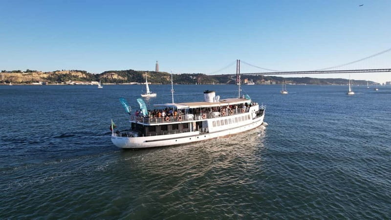 Lisbon: Sunset Boat Tour with Music and Drinks - The Joy of the Lisbon Sunset on the Water