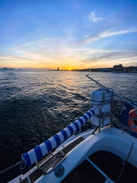 Lisbon: Sunset boat tour with wine - FAQ