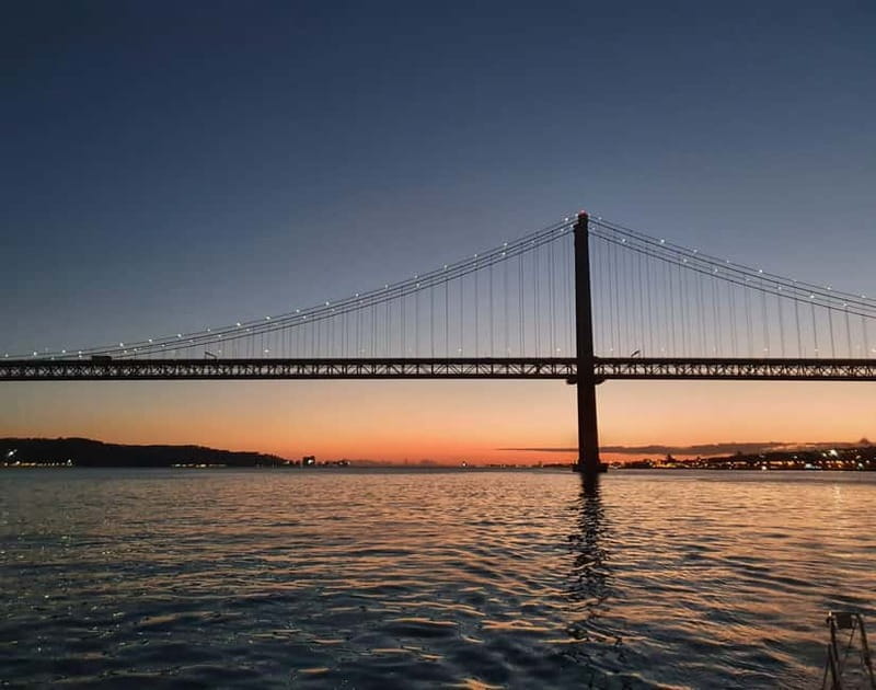 Lisbon: Sunset Catamaran Cruise with Drinks - Sunset Magic: The Highlights of the 2-Hour Cruise