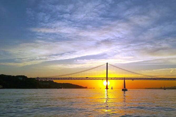 Lisbon Sunset Sailing Experience with Drinks - Key Points