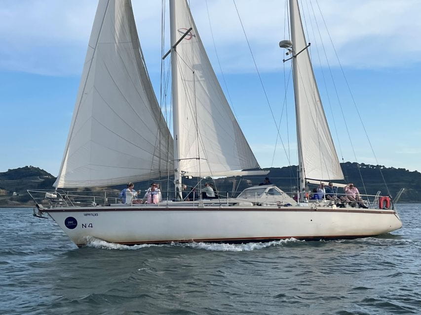 Lisbon Sunset Sensations 2h Cruise - Sunset Sights and Sounds