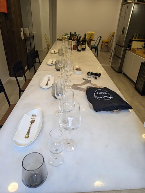 Lisbon Wine and Tapas. 5 Portgueses wines paired with snacks - A Closer Look at the Lisbon Wine and Tapas Experience