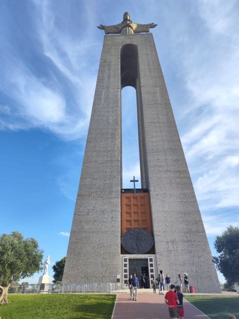 Lisbon Wine Tour Through Sesimbra, Arrábida and Setúbal - Bacalhôa Palace, Azeitão