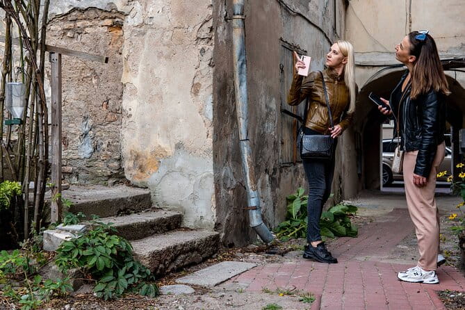 Live guide tour via WhatsApp - Vilnius Ghetto - The Sum Up