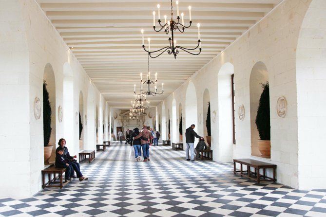 Loire Valley Castles Day Trip From Paris With Wine Tasting - Transportation and Meeting Point