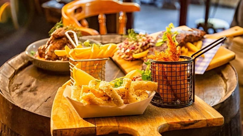 London: British Food Treasure Hunt With Gourmaze - Entering the Streets of London: What the Tour Looks Like