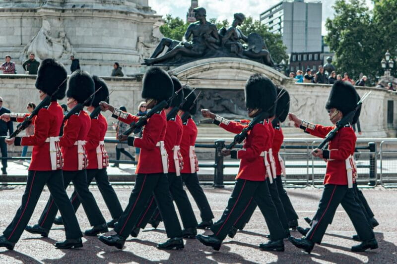 London: Buckingham Palace and Changing of the Guards Tour - Exploring Buckingham Palace and the Changing of the Guard: A Natural Fit for Travelers