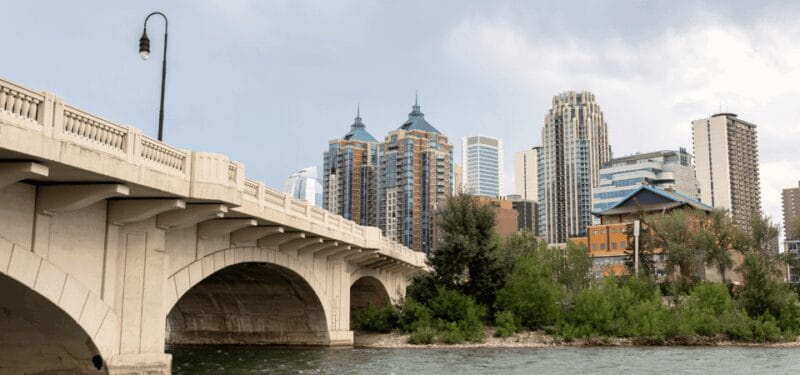 London: Self-Guided History City Tour with an App - Hidden Gardens and Historic Churches