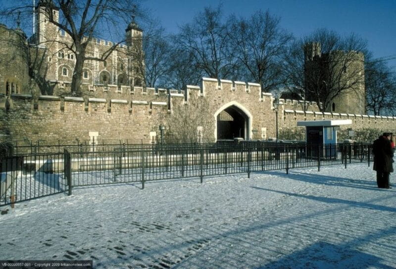 London: Sights and Sounds of Christmas Guided Half-Day Tour - Exploring London’s Christmas Day by Coach