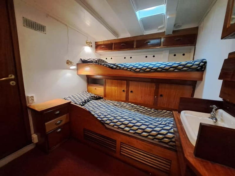 Longyearbyen: 10-Day Spitsbergen Cruise on Havella Boat - Engelskbukta: Land Exploration and Wildlife Encounters