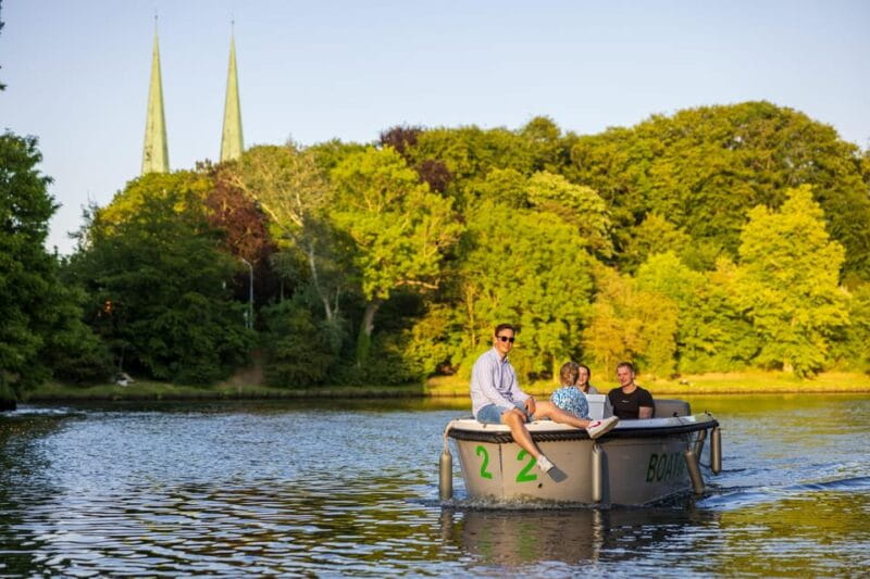Lübeck: Electric Boat Rental - without driving licence - Who Will Love This Experience