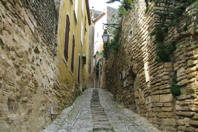 Luberon Villages Half-Day Tour From Aix-En-Provence - Admiring Gordes