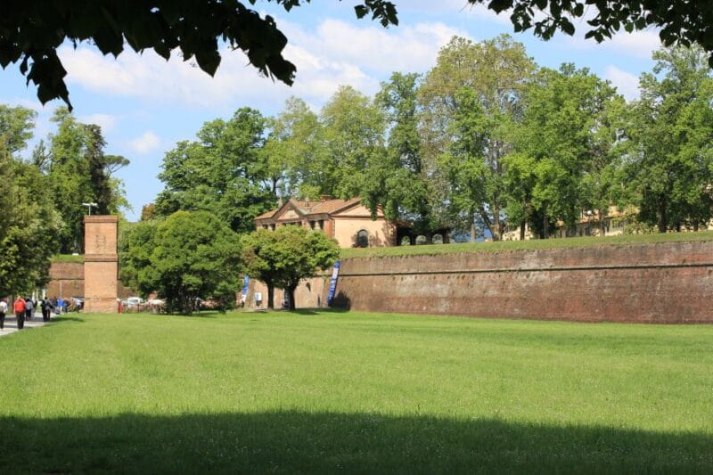 Lucca: City Highlights Walking Tour - The Teatro del Giglio and Piazza del Giglio