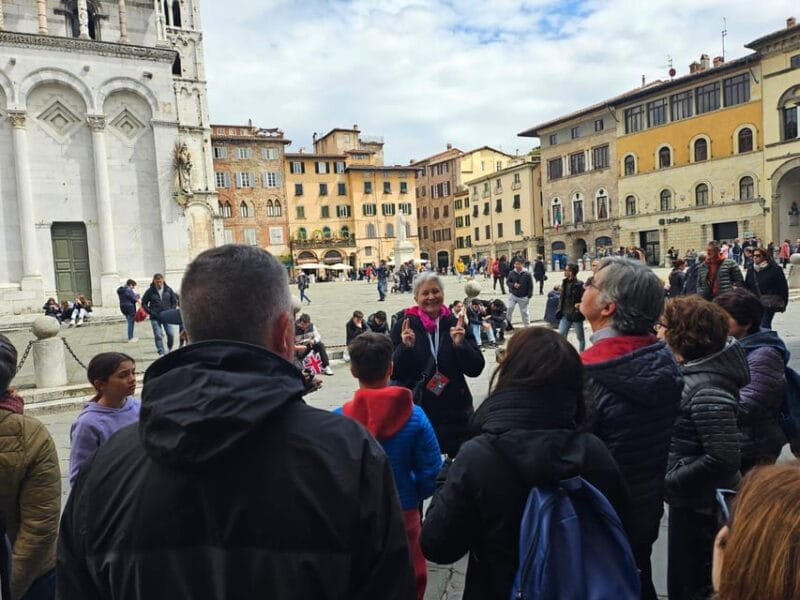 Lucca classica: visita guidata in ITALIANO - The Final Stop at Piazza dell’Anfiteatro