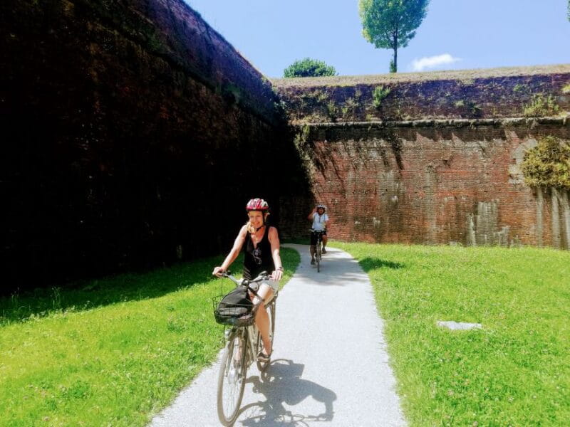 Lucca Sightseeing Tour by E-bike or City bike - The Experience in Detail: What You Can Expect