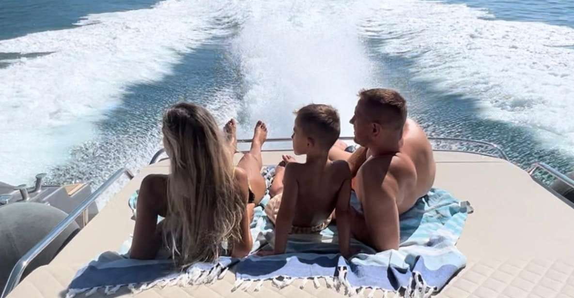 Luxury Yacht Capri Tour With Aperitif - Yacht Features