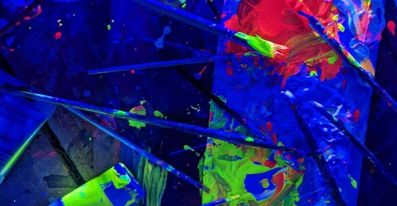 Lyon : Neon painting in an artist's studio - gallery - Key Points and Takeaways