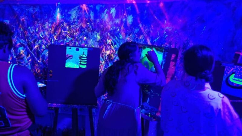 Lyon : Neon painting in an artist's studio - gallery - Entering the World of Neon Art