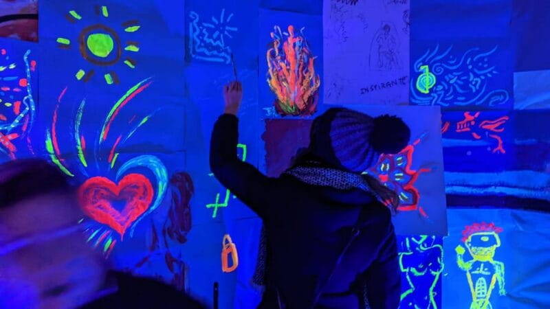 Lyon : Neon painting in an artist's studio - gallery - FAQ