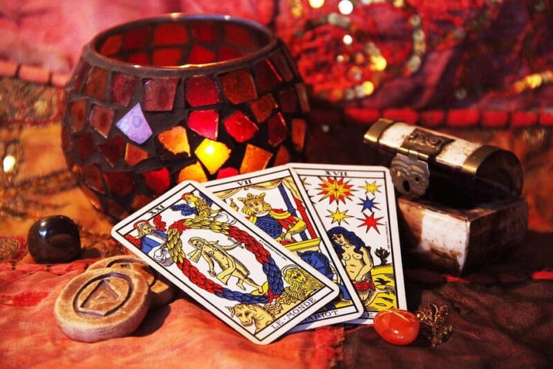 Lyon: Tarot Reading and Neon Painting Workshop - The Experience in Detail