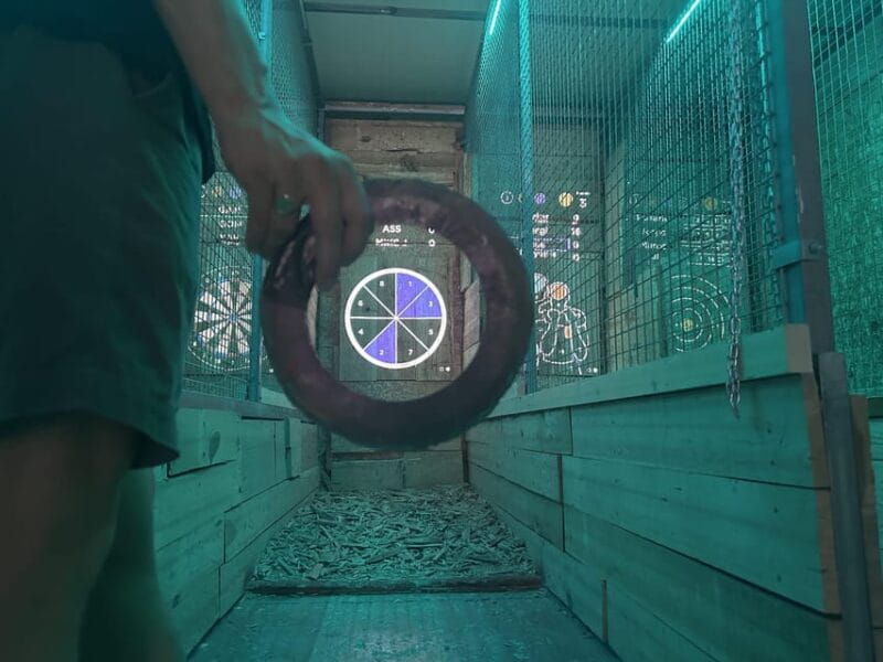 Madrid Atocha : Interactive Axe Throwing 1h - The Experience: Details and Atmosphere