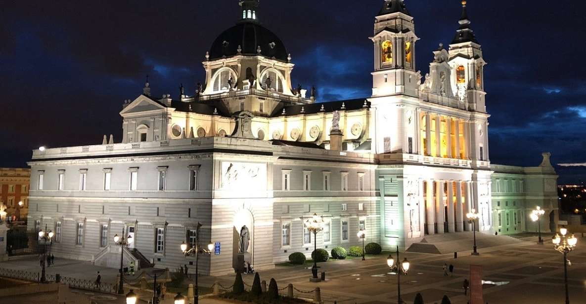 Madrid: Enchanted Evening Walking Tour in Spanish - Itinerary Highlights