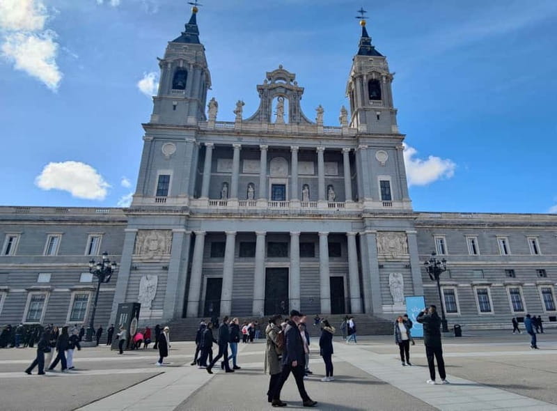 Madrid: Guided tour of the Royal Palace in French - Entering Madrid’s Royal Palace: First Impressions