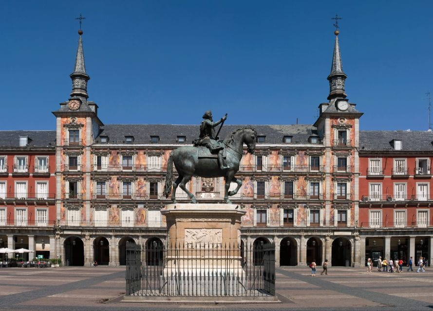 Madrid Historical Centre & Old Town Walking Tour in French - Meeting Point and Availability